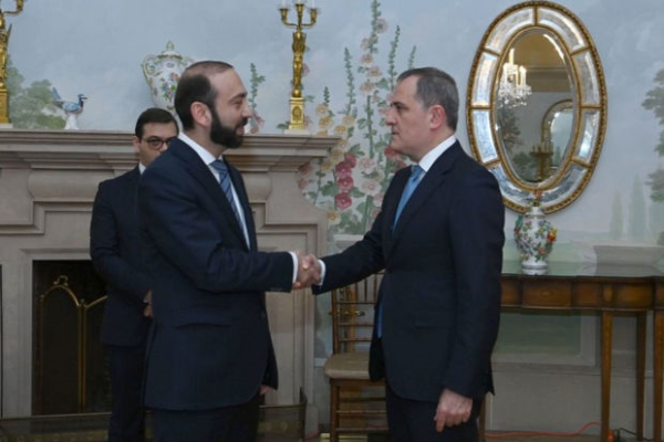 Ceyhun Bayramovla Ararat Mirzoyan arasında görüş başlayıb